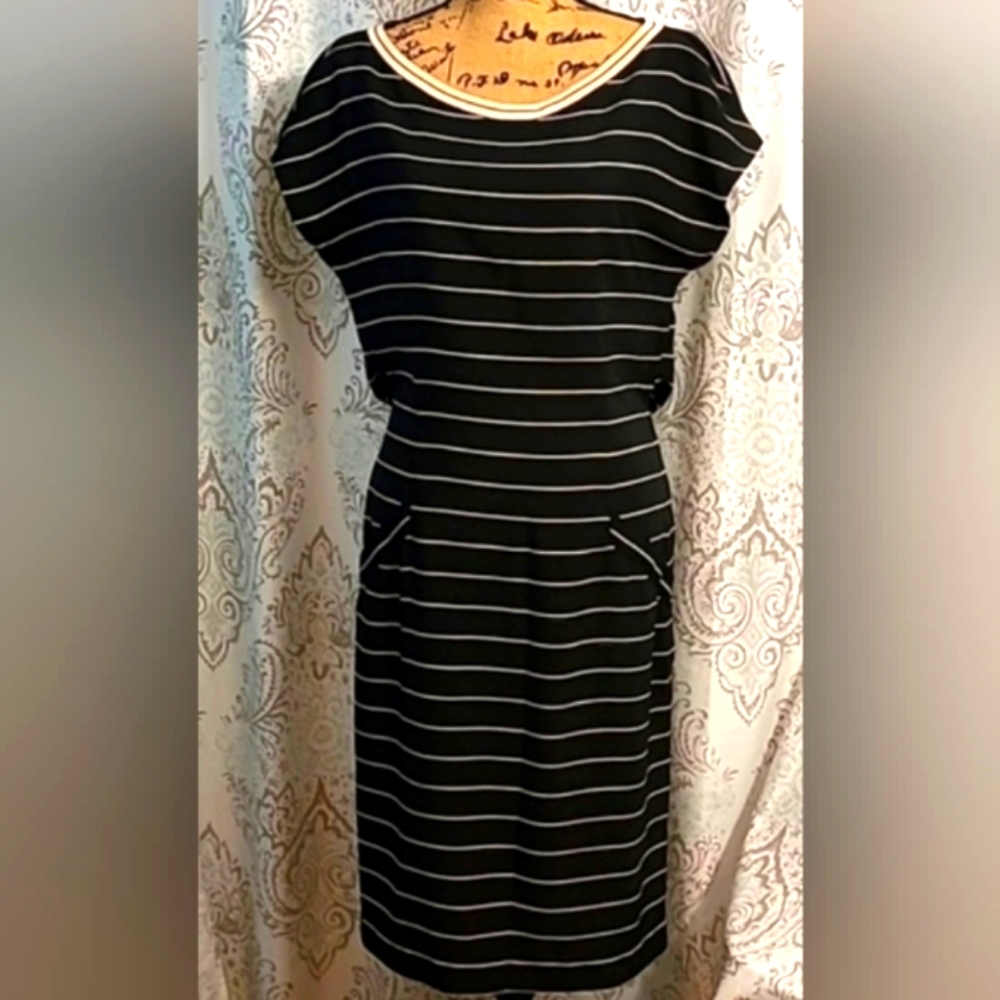 Krizia navy blue & cream striped short sleeve shift dress sz 44 / Small pockets
